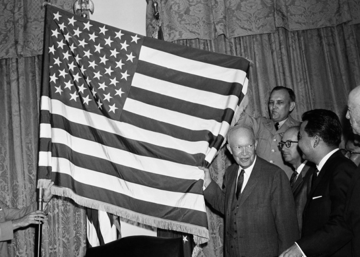 1958-dwight-eiesnhower-approves-robert-hefts-50-star-flag-design 1958-dwight-eiesnhower-approves-robert-hefts-50-star-flag-design