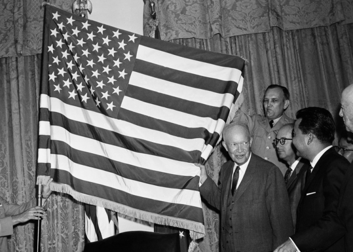 1958-dwight-eiesnhower-approves-robert-hefts-50-star-flag-design